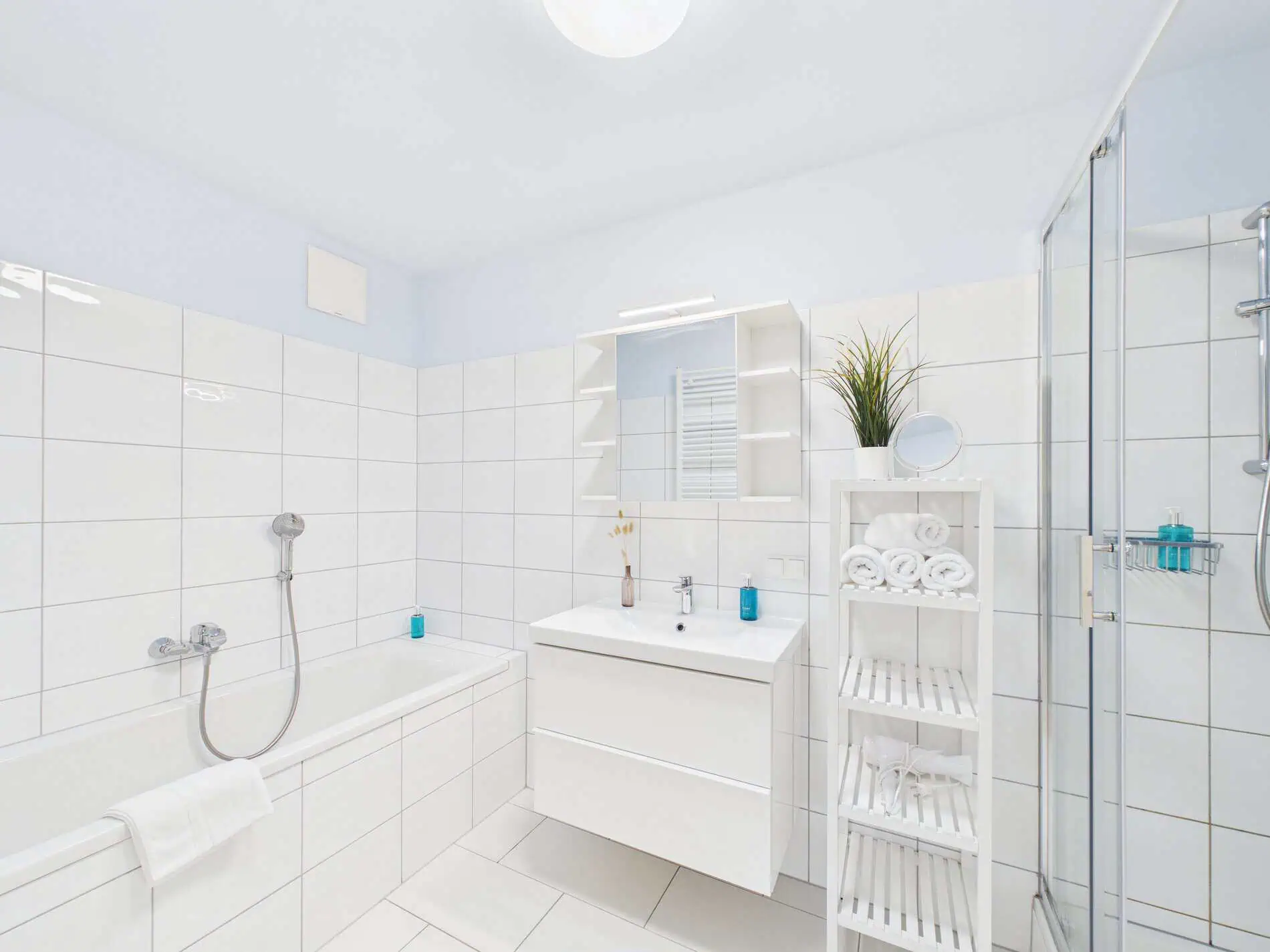 Badezimmer mit Dusche und Badewanne in der Ferienwohnung Adria Villa
