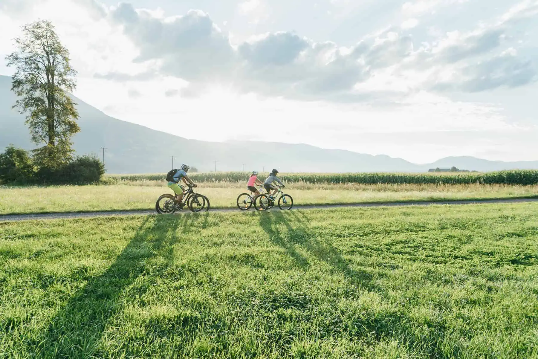 Radweg am Ufer des Wörthersees bei Velden