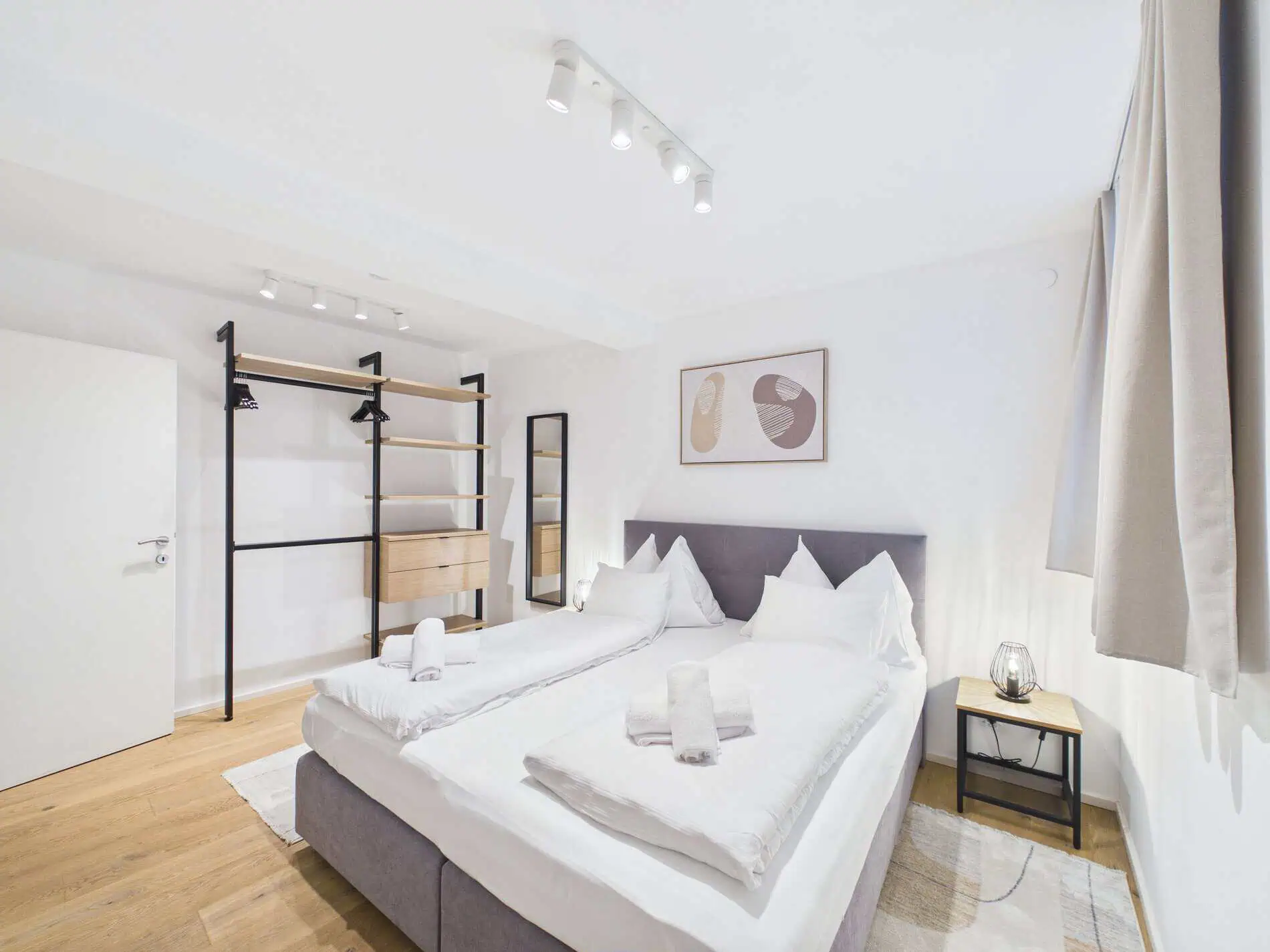 Zweites Schlafzimmer der Adria Villa mit King-Size-Boxspringbett