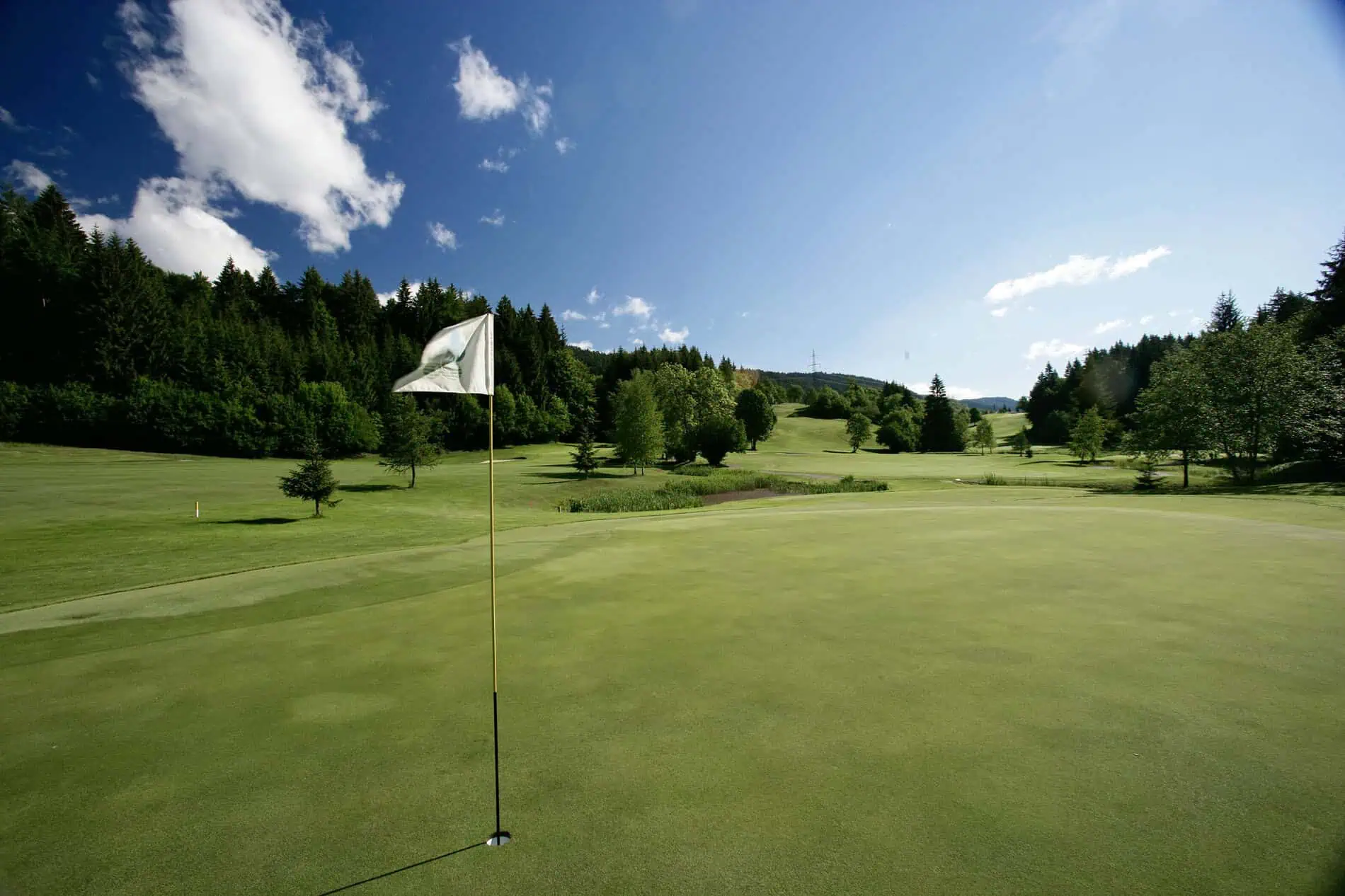 Golfplatz in den Hügeln über Velden am Wörthersee