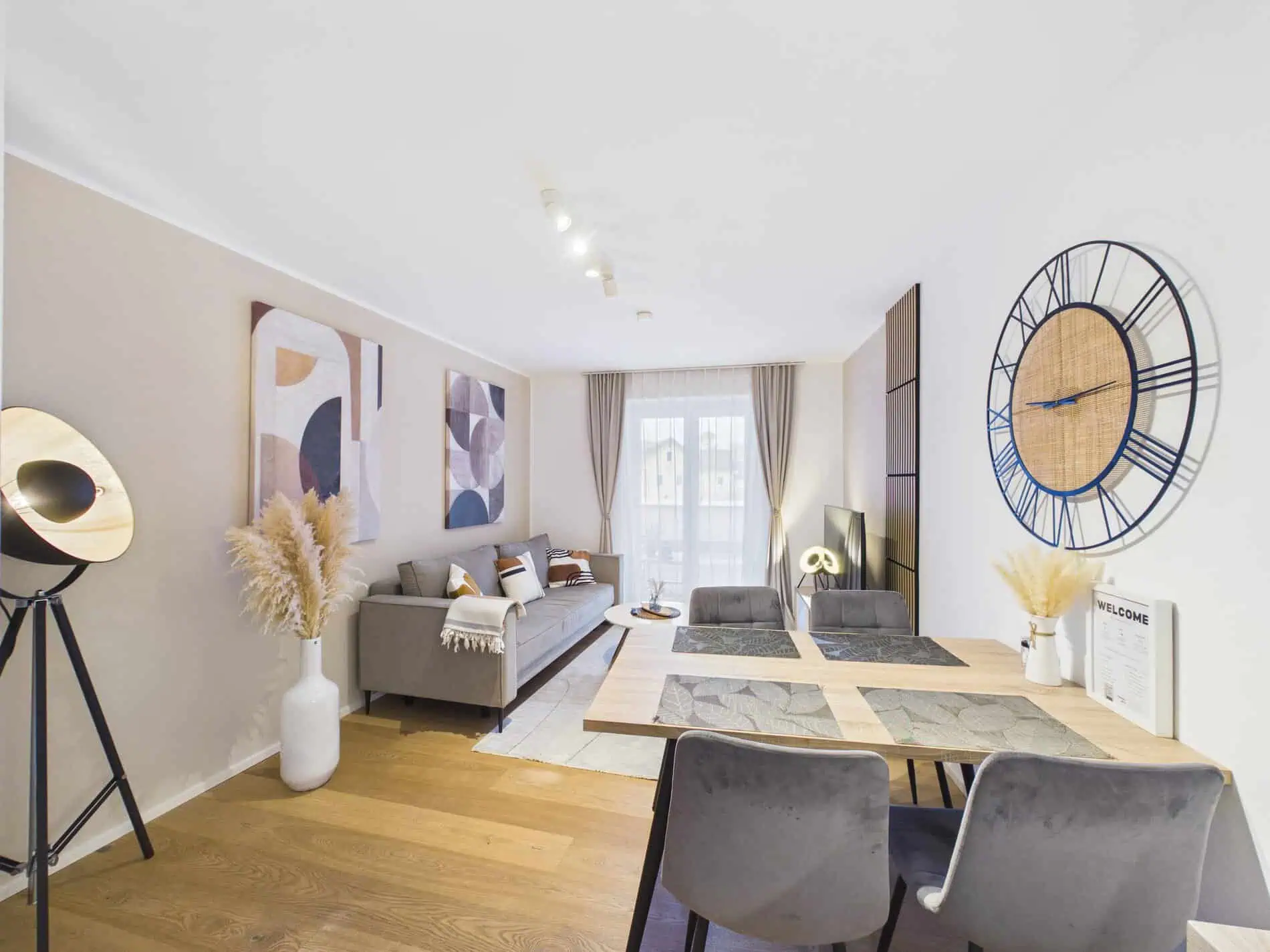 Offener Wohn- und Essbereich der Ferienwohnung Adria Villa in Velden mit Esstisch und Smart-TV