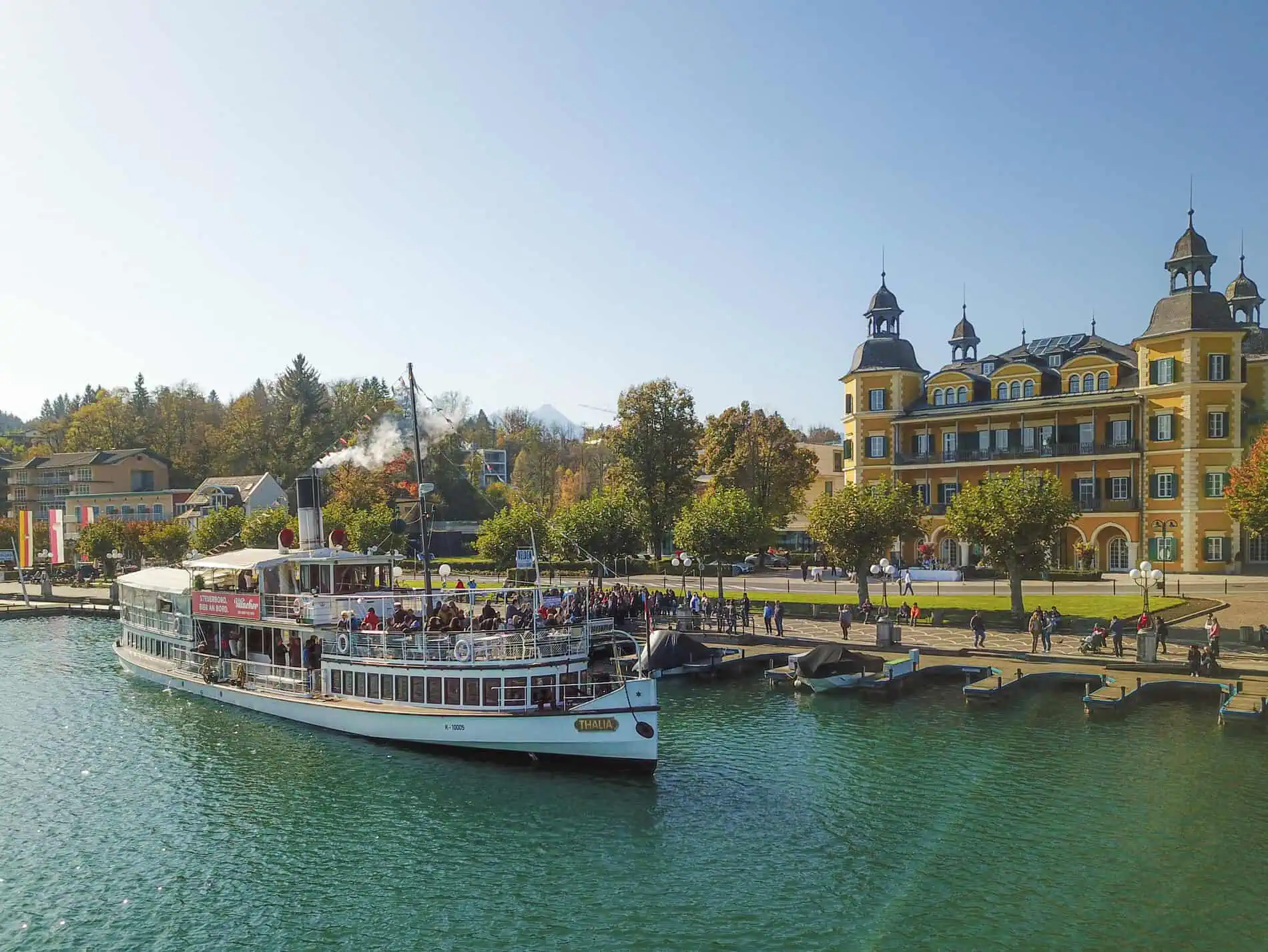 Schloss Velden und die Seepromenade am Wörthersee
