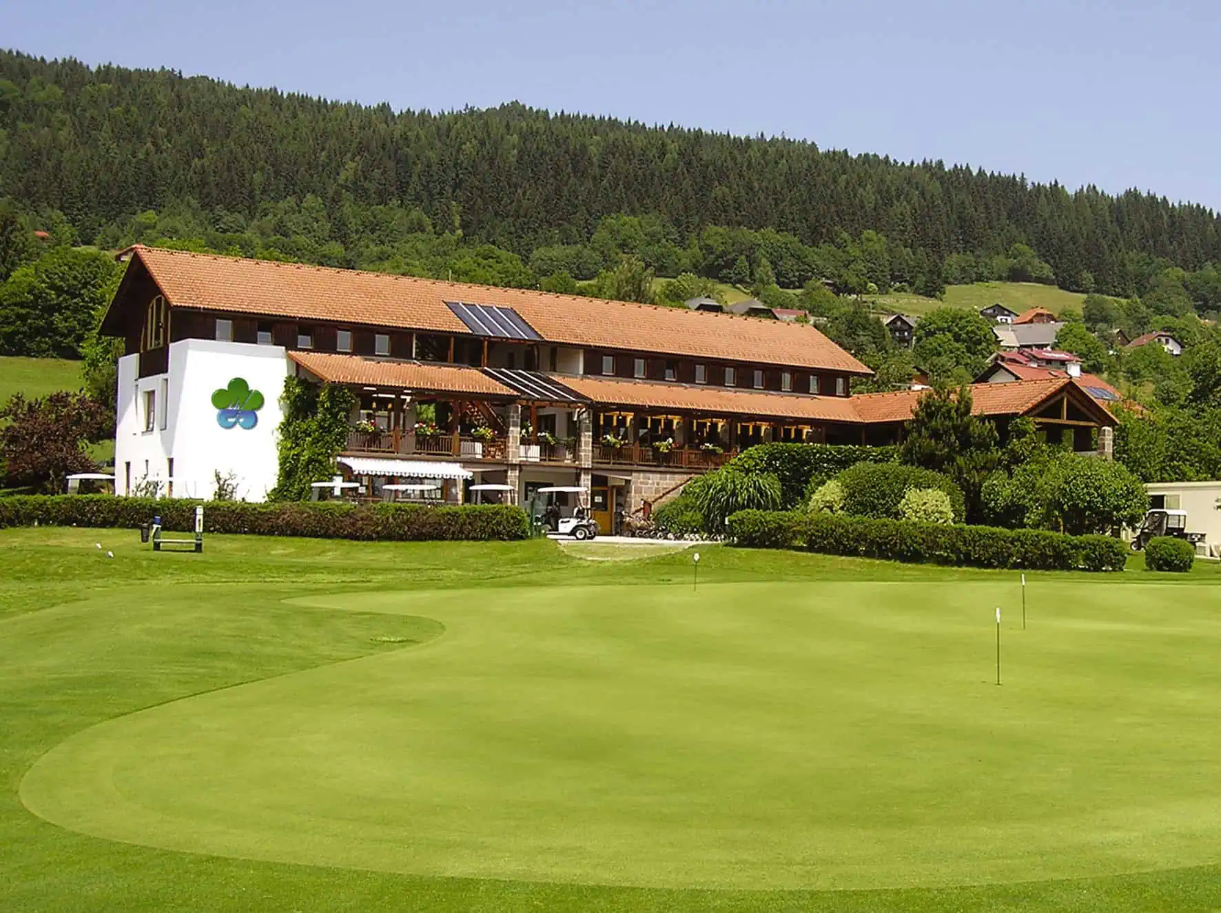 Golfplatz bei Velden am Wörthersee mit Blick auf die Karawanken