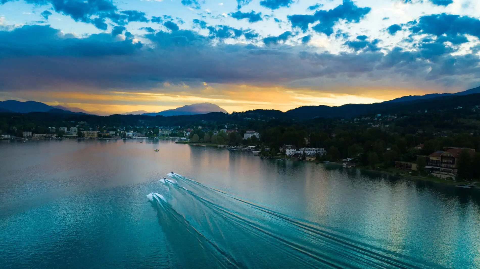 Seepromenade in Velden am Wörthersee mit Blick auf den See